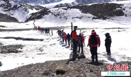 百余名畅通员在岗什卡雪峰上伸开合适性磨真金不怕火